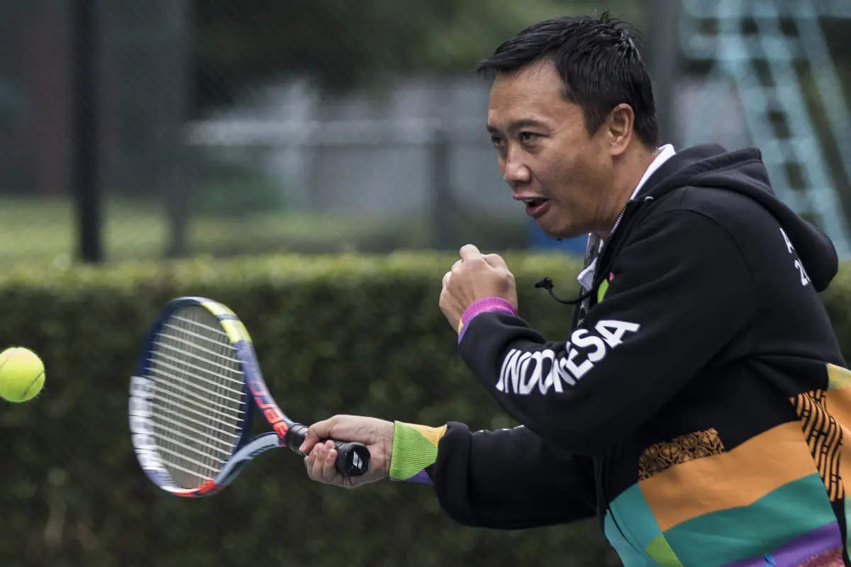 FOTO: Menpora Adu Kebolehan dengan Atlet Pelatnas Tenis Asian Games