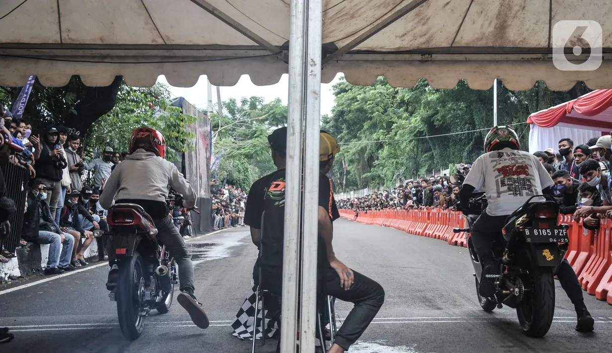 Pebalap saat bersiap untuk mengikuti Street Race Polda Metro Jaya di Kawasan Ancol, Jakarta Utara, Minggu (16/1/2022). Acara ini diselenggarakan oleh Polda Metro Jaya guna memfasilitasi para pebalap agar tidak melakukan balapan liar. (merdeka.com/Iqbal S. Nugroho)