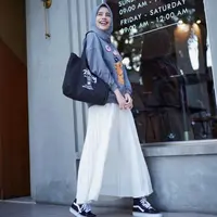 Detail lipatan pada rok plisket memberi kesan sederhana namun istimewa. (Foto: Instagram/ @aghniapunjabi)