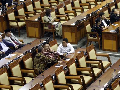 Sejumlah anggota DPR menghadiri rapat paripurna pembukaan masa persidangan V tahun 2018-2019 di Kompleks Parlemen MPR/DPR-DPD, Jakarta, Rabu (8/5/2019). Rapat Paripurna hanya dihadiri 281 anggota yang berasal dari 10 fraksi, dari total jumlah anggota DPR sebanyak 560 orang. (Liputan6.com/JohanTallo)