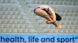 Atlet loncat indah putri Indonesia, Gladies Lariesa Garina beraksi dalam nomor papan 30 meter Indonesia Open Aquatic Championships 2025 (IOAC 2025) di Stadion Akuatik, GBK, Kamis (26/11/2025). (Bola.com/Bagaskara Lazuardi)