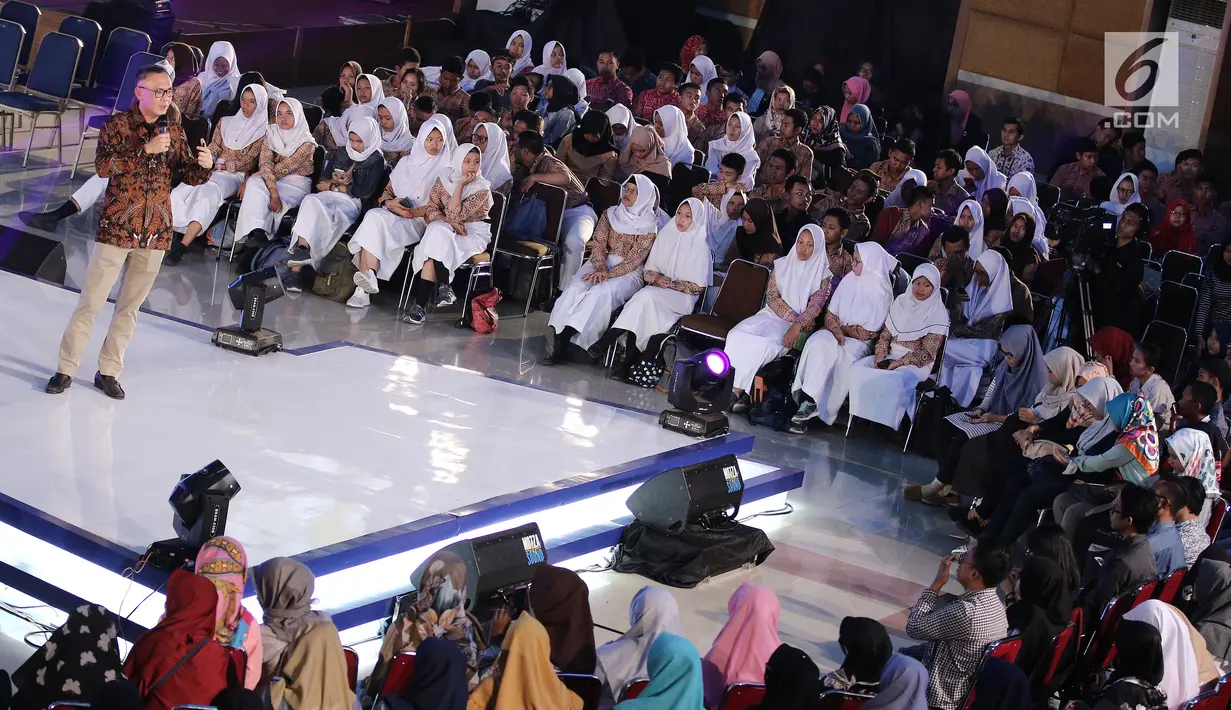 President Director & CEO Indosat Ooredoo Joy Wahjudi berinteraksi dengan para peserta di gelaran Emtek Goes To Campus 2018 di Universitas Negeri Semarang (UNNES), Semarang, Kamis (19/7). (Liputan6.com/Herman Zakharia)