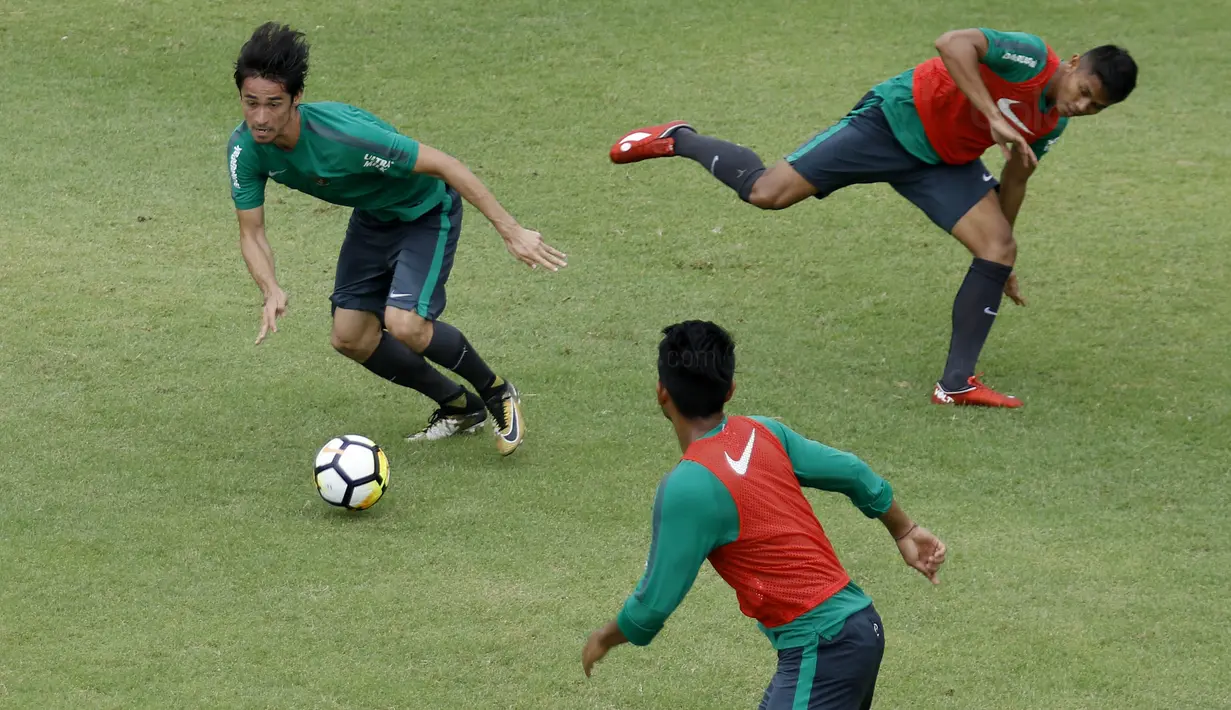 Bek Timnas Indonesia, Gavin Kwan Adsit, saat sesi latihan di Lapangan ABC, Senayan, Kamis (18/1/2018). Jelang Asian Games 2018, Luis Milla terus benahi lini pertahanan Timnas. (Bola.com/M Iqbal Ichsan)