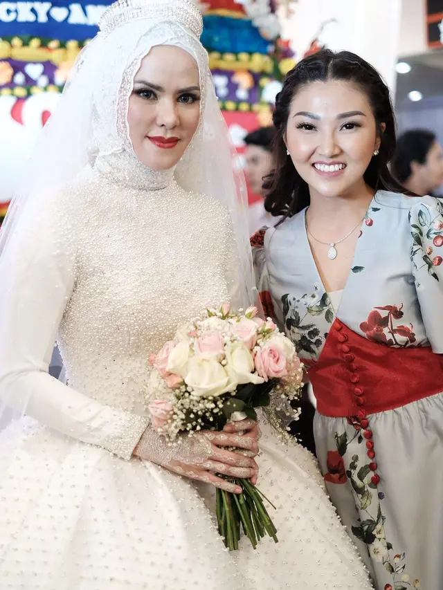 [Bintang] Kece Bukan Main, Ini Deretan Gaya Seleb yang Hadir di Pernikahan Angel Lelga