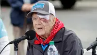 Mantan Presiden AS, Jimmy Carter menghadiri acara yang digelar Habitat for Humanity di Nashville, Tennessee, Senin (7/10/2019). Tampil di depan publik, mata kiri Carter memar dan mendapat beberapa jahitan di alis bagian atas setelah terjatuh di rumahnya pada Minggu waktu setempat. (AP/Mark Humphrey)