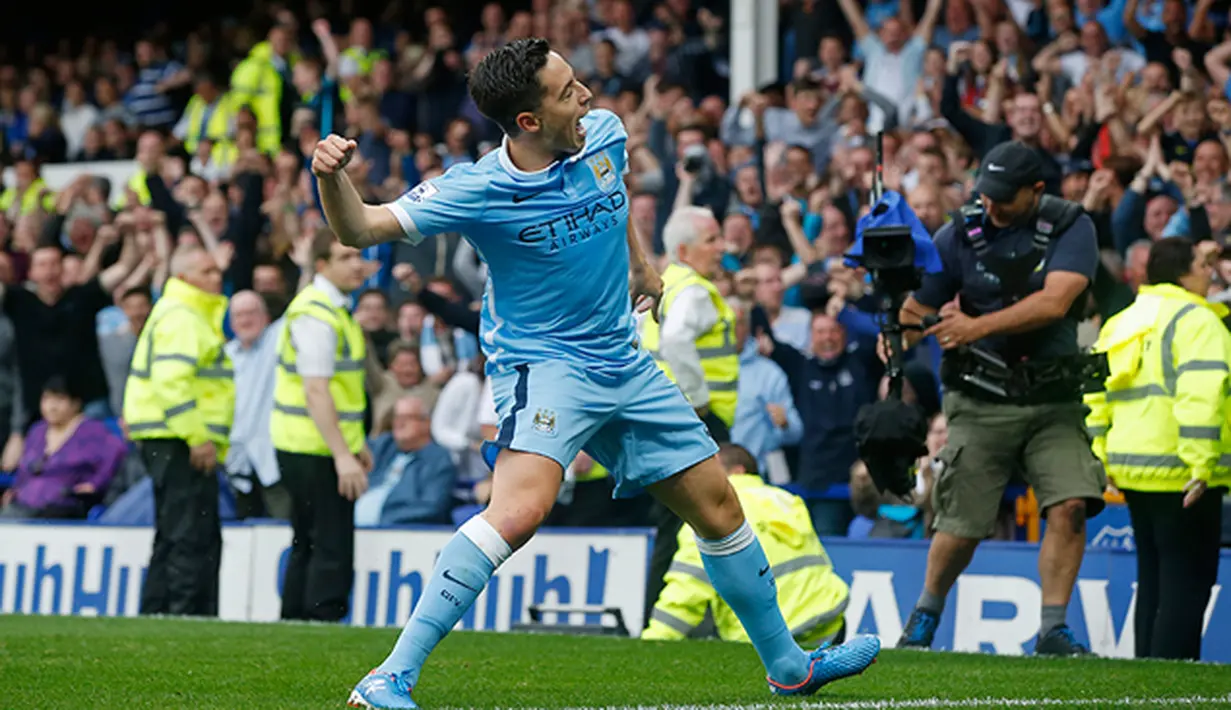 Pemain Manchester City, Samir Nasri merayakan golnya ke gawang Everton pada laga Liga Premier Inggris di Stadion Goodison Park, Inggris, Minggu (24/8/2015). City berhasil menaklukan Everton 2-0. (Reuters/Andrew Yates)