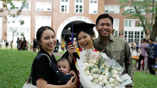 7 Potret Elio Anak Joshua dan Clairine Pakai Blangkon, Gemas Maksimal. (instagram/clairineclay, instagram/jojosuherman)
