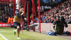 Pemain Arsenal, Mesut Ozil merayakan gol ke gawang AFC Bournemouth pada lanjutan liga Premier Inggris di Stadion Vitality, Minggu (7/2/2016). (Reuters/Matthew Childs)