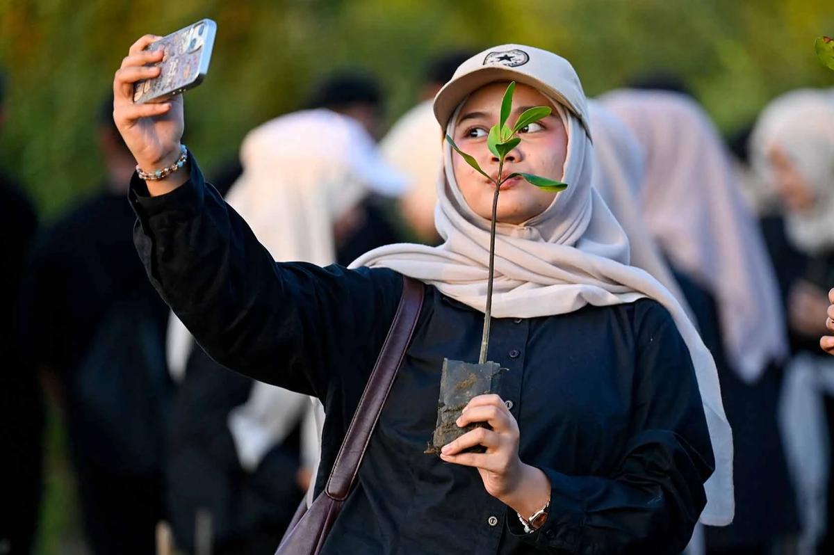 FOTO: Anak Muda Aceh Tanam Mangrove untuk Perkuat Ekosistem Pesisir