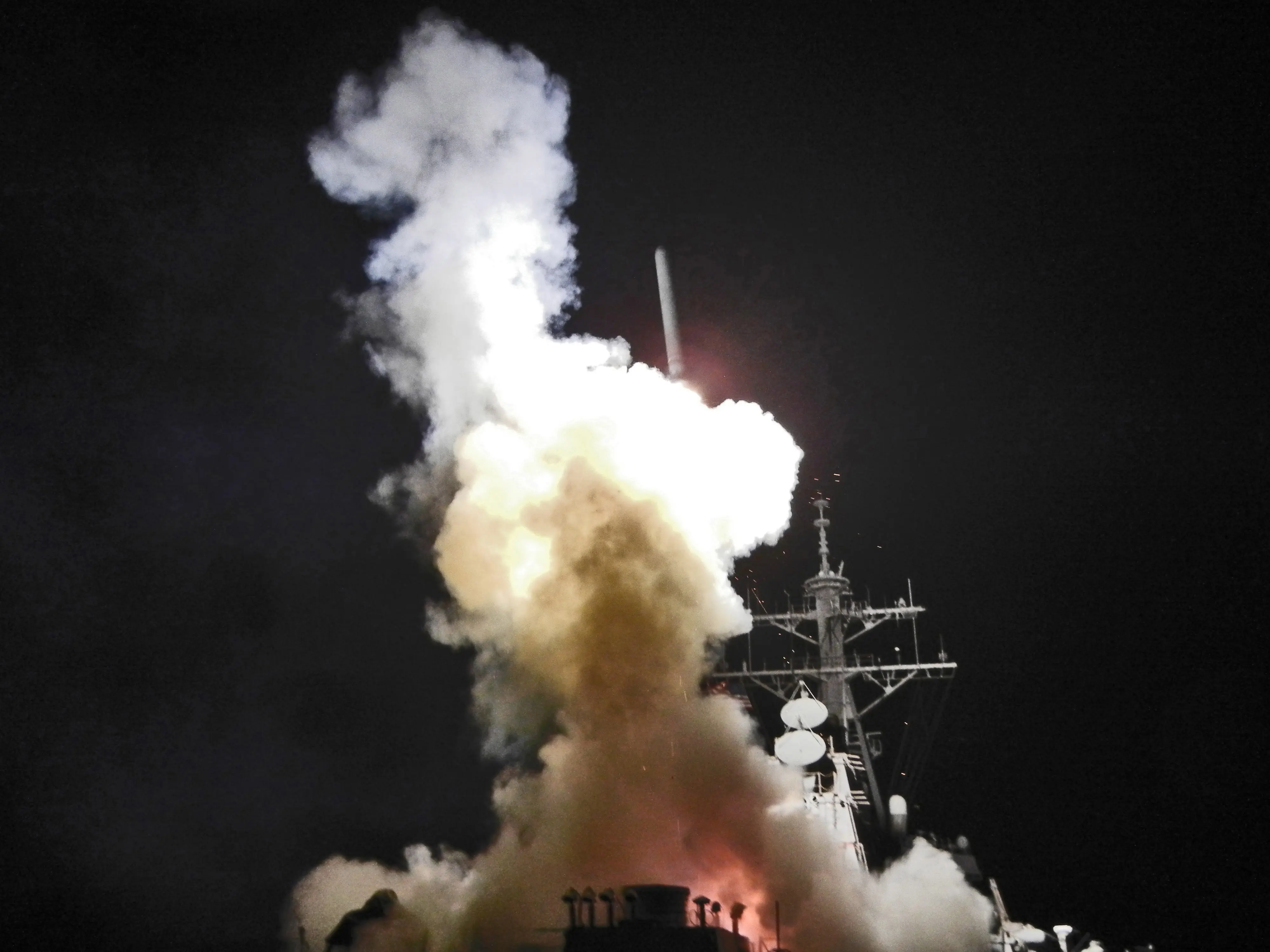 Peluncuran rudal Tomahawk dari USS Barry saat intervensi militer Amerika Serikat terhadap Libya, 2011 (Wikimedia Commons)