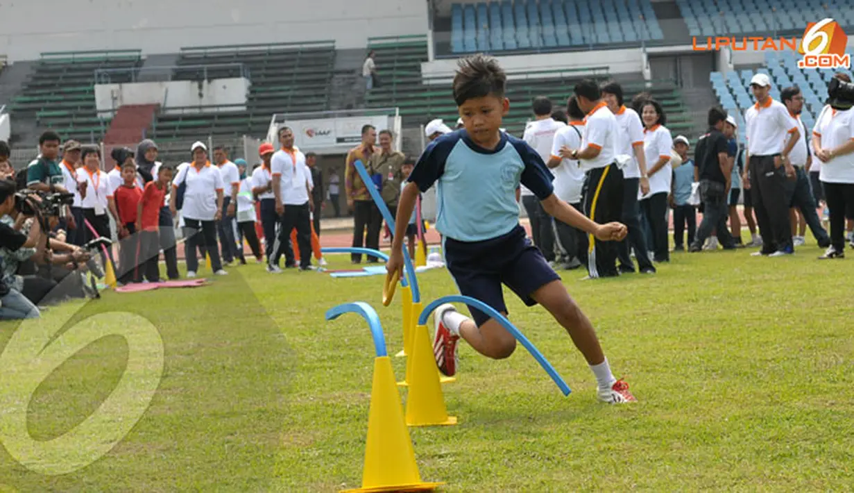 Panasnya terik matahari tidak menyurutkan anak-anak peserta pelatihan atletik untuk terus berlatih di Stadion Madya Senayan Jakarta (Liputan6.com/Helmi Fithriansyah) 