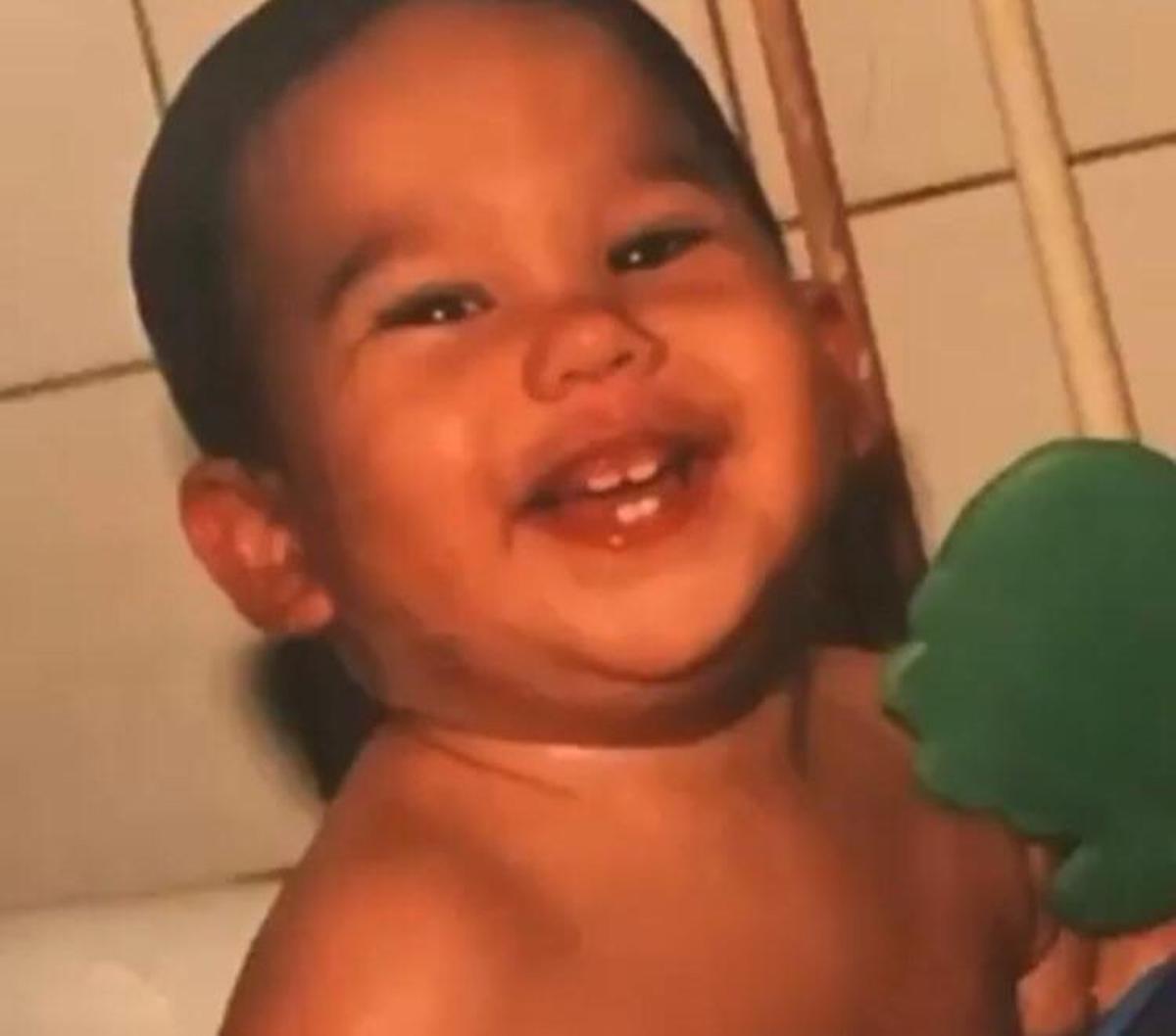 Inilah potret Delano Daniel semasa bayi. Delano kecil tampak begitu menggemaskan. Tampaknya, dalam potret ini giginya baru mulai tumbuh beberapa di bagian atas dan bawah.