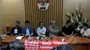 Sejumlah aktivis Masyarakat Sipil Antikorupsi menyikapi keputusan Presiden Jokowi terkait calon Kapolri dan Plt. pimpinan KPK, Jakarta, Kamis (19/2/2015). Dalam pernyataannya mereka menyampaikan lembaga KPK masih gawat darurat. (Liputan6.com/Johan Tallo)