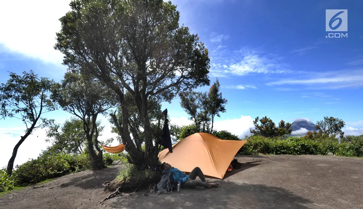 Pendaki beristirahat saat mendaki Gunung Merbabu di Selo, Boyolali, Jawa Tengah, Minggu (3/2). Libur Imlek dimanfaatkan warga Jawa Tengah dan Jabotabek untuk mendaki Gunung Merbabu. (Merdeka.com/Arie Basuki)