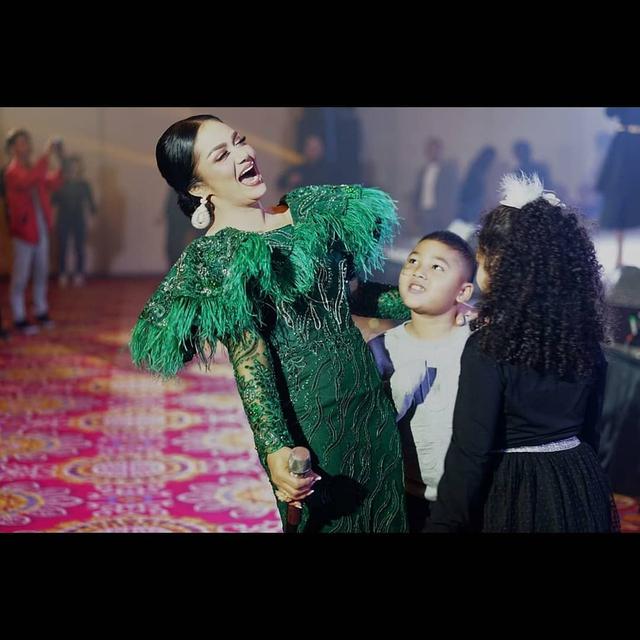 Krisdayanti dan kedua anaknya. (Foto: Dok. Instagram @raullemos06)