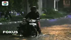 Hujan deras yang mengguyur Ibu Kota, Rabu (4/4) dini hari, mengakibatkan genangan air di sejumlah titik. Akibatnya, kendaraan roda dua yang menerobos banjir mengalami mogok.