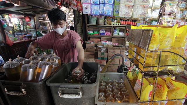 <span>Pedagang menata minyak goreng di sebuah pasar di Kota Tangerang, Banten, Selasa (9/11/2011). Bank Indonesia mengatakan penyumbang utama inflasi November 2021 sampai minggu pertama bulan ini yaitu komoditas minyak goreng yang naik 0,04 persen mom. (Liputan6.com/Angga Yuniar)</span>