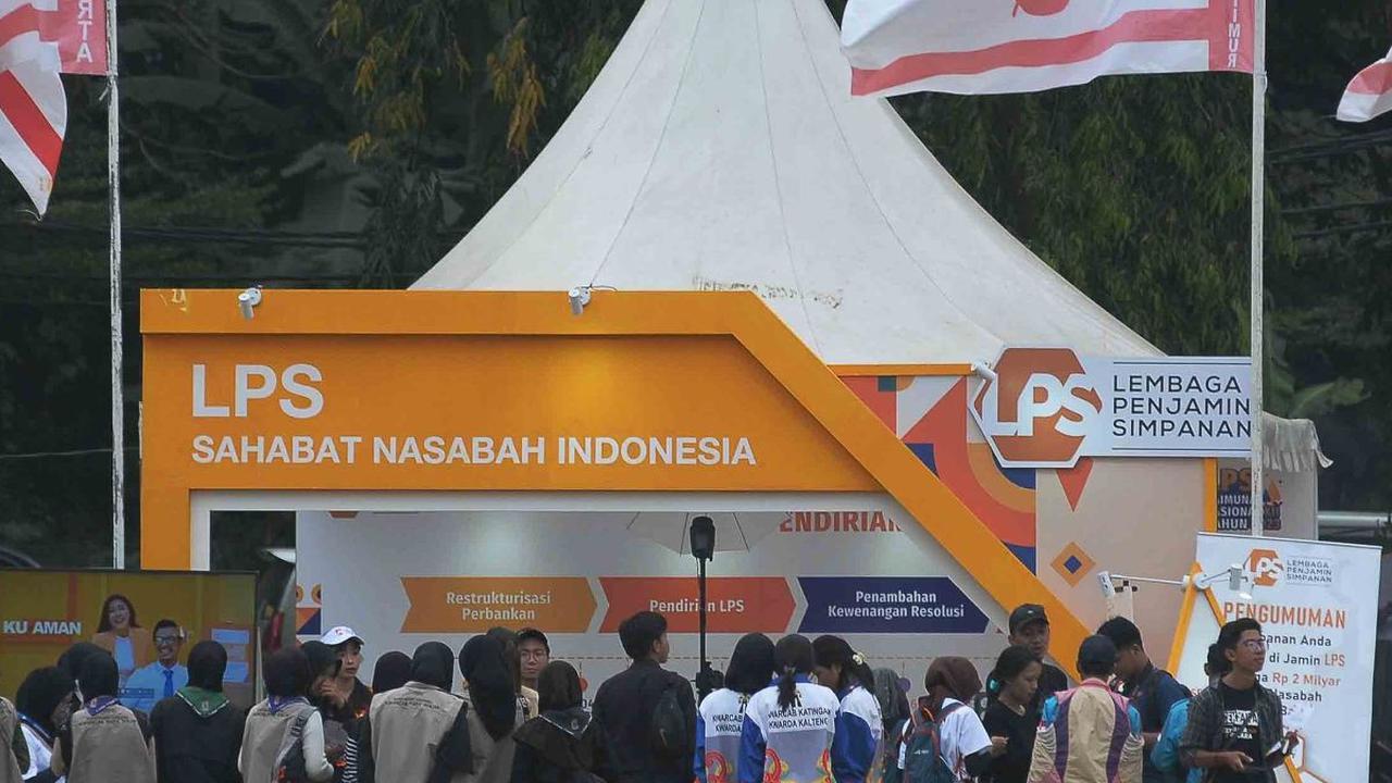 Anggota Pramuka peserta Raimuna Nasional (Rainas) XII Tahun 2023 melihat dan mendengarkan edukasi tentang Lembaga Penjamin Simpanan (LPS) di Bumi Perkemahan Cibubur (Buperta), Cibubur, Jakarta, Minggu (20/8/2023).