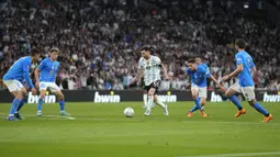 Pemain Argentina Lionel Messi mengontrol bola saat melawan Italia pada pertandingan sepak bola Finalissima di Stadion Wembley, London, Inggris, 1 Juni 2022. Argentina menang 3-0. (AP photo/Frank Augstein)