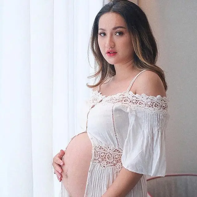 Jalani Program Bayi Tabung, Ini 7 Potret Tengku Dewi Putri Pamer Baby Bump