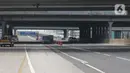 Kendaraan melintas di Tol Layang Jakarta-Cikampek, Bekasi, Jawa Barat, Minggu (7/6/2020). Jalan Tol Layang Jakarta Cikampek II (Eleveted) mulai hari ini kembali beroperasi setelah sebelumnya ditutup total akibat kebijakan larangan mudik Lebaran sejak Minggu (7/5/2020). (Liputan6.com/Herman Zakharia)