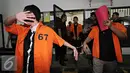 Tersangka berjalan menuju mobil tahanan usai jalani sidang perdana dugaan terorisme di Pengadilan Negeri Jakarta Barat, Senin (12/10/2015). Sebanyak tujuh orang tersangka diduga terkait dengan organisasi radikal  ISIS. (Liputan6.com/Immanuel Antonius)