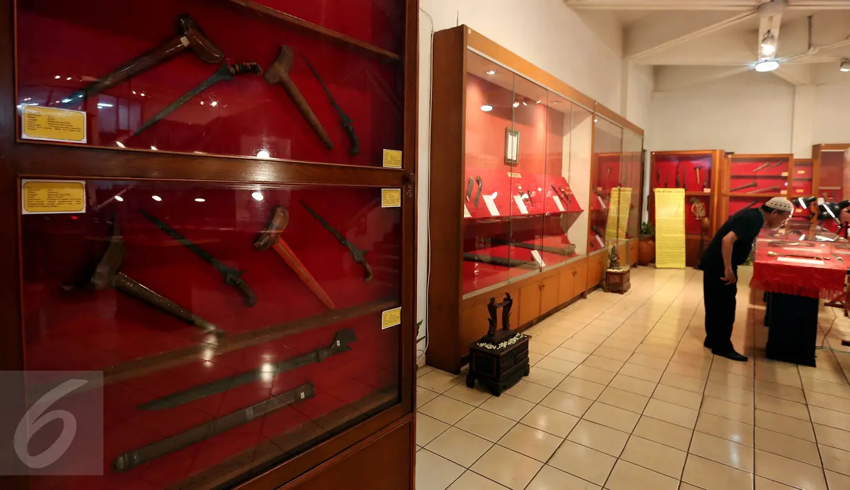 Pengunjung melihat pameran keris saat berlangsungnya Pameran Keris Nasional Mahakarya Keris Majapahit di Taman Mini Indonesia Indah (TMII), Jakarta, Kamis (4/5). (Liputan6.com/Johan Tallo)