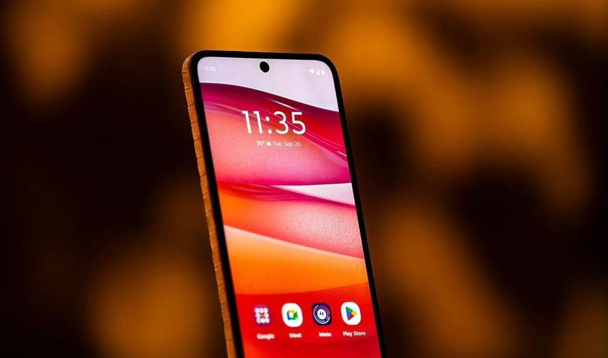 Perusahaan mengungkapkan bahwa perangkat ini menawarkan layar pOLED FHD+ sebesar 6,9 inci dalam keadaan datar.