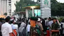 Anggota TNI bersenjata lengkap berjaga di area Masjid Istiqlal, Jakarta, Rabu (6/7). Pengamanan ketat dilakukan untuk mengantisipasi dan membuat rasa aman jemaah dalam melaksanakan salat Idul Fitri 1437 H. (Liputan6.com/Faizal Fanani)