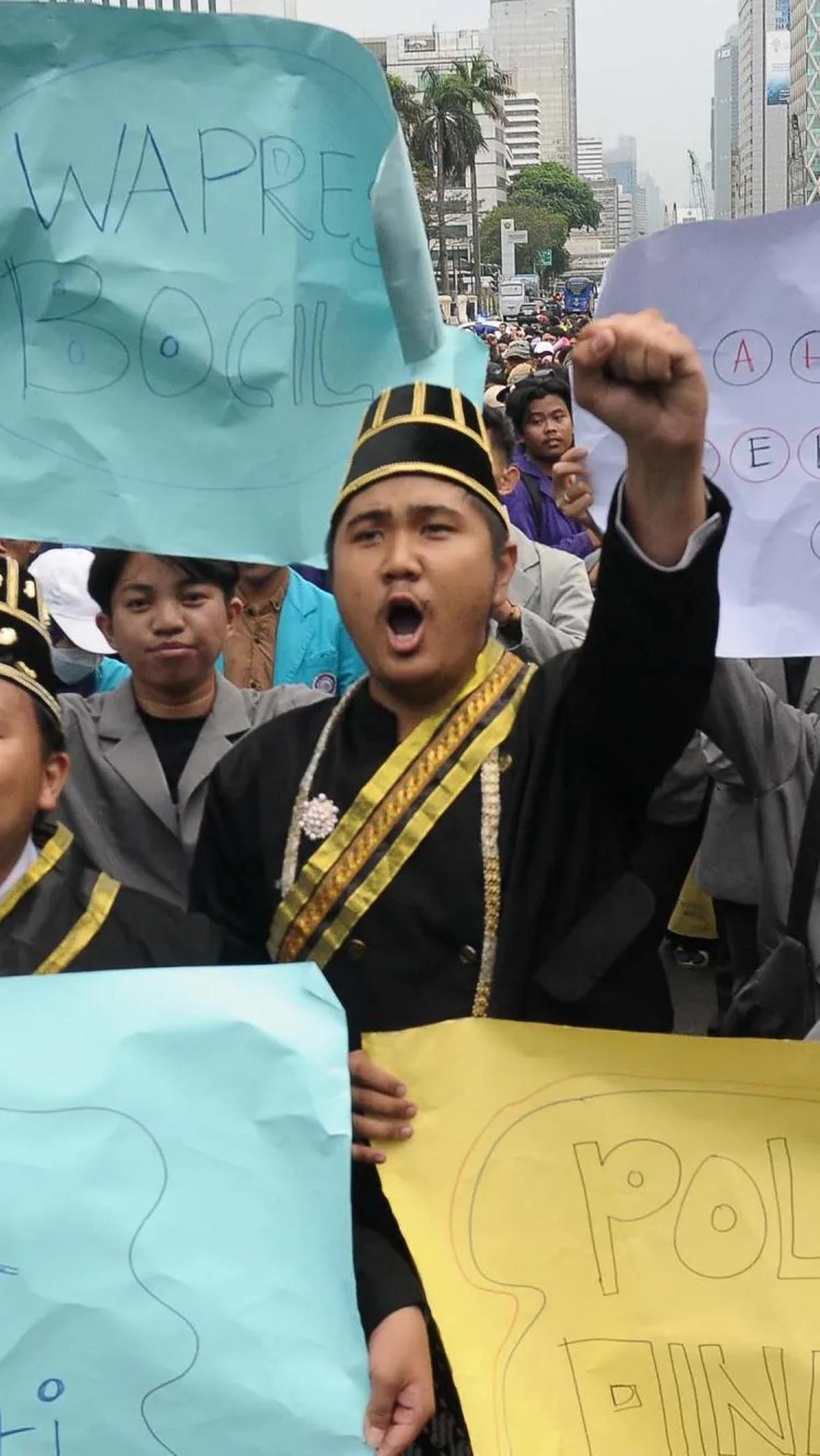 Mereka berorasi untuk menolak keputusan Mahkamah Konstitusi (MK) soal penetapan batas umur calon wakil presiden.