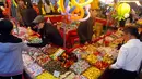 Orang-orang membeli cemilan untuk persiapan Tahun Baru Imlek di pasar Dihua Street di Taipei, Selasa (29/1). Warga Taiwan mulai berburu makanan lezat, kue kering dan barang-barang diskon di pasar menjelang Imlek pada 5 Februari 2019. (AP/Chiang Ying-ying)