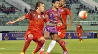 Persis Solo menang telak 4-1 atas Persik Kediri dalam laga uji coba di Stadion Manahan, Solo, Sabtu (25/6/2016). (Bola.com/Romi Syahputra)
