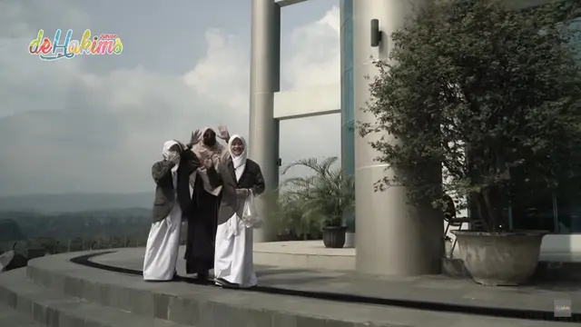 Irfan Hakim Jenguk Kedua Putri Kembarnya di Pesantren