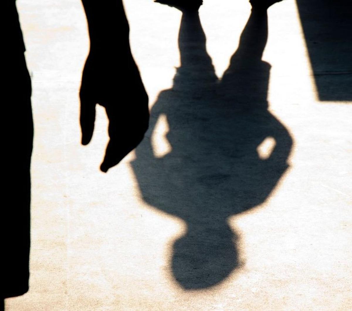 Santri Pondok Pesantren (Ponpes) di Kabupaten Malang menjadi korban bullying (perundungan ) oleh seniornya. Korban mengalami luka bekas disetrika di bagian dada dan wajah.
