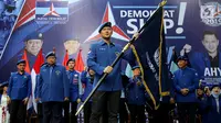 Agus Harimurti Yudhoyono (AHY) memegang bendera saat pengukuhan sebagai Komandan Satuan Tugas Bersama (Kogasma) oleh Ketua Umum Partai Demokrat Susilo Bambang Yudhoyono, untuk Pemilukada dan Pilpres 2019, Jakarta, Sabtu (17/2). (Liputan6.com/Johan Tallo)