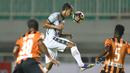 Aksi pemain PS TNI, Sansan Husaeni (tengah) menyundul bola melewati adangan para pemain Perseru Serui pada laga Liga 1 2017 di Stadion Pakansari, Bogor, MInggu (18/6/2017). PS TNI menang 1-0. (Bola.com/Nicklas Hanoatubun)