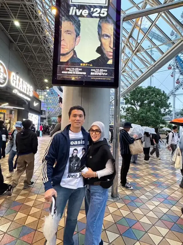Gaya Syahrini dan Reino Barack Nonton Konser di Jepang
