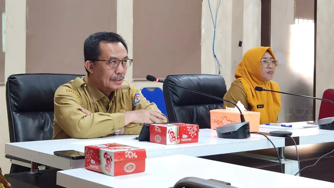Kepala BSKDN Yusharto Huntoyungo (kiri) saat saat asistensi di Bappeda Provinsi Gorontalo pada Senin, 6 Maret 2023. (Istimewa)