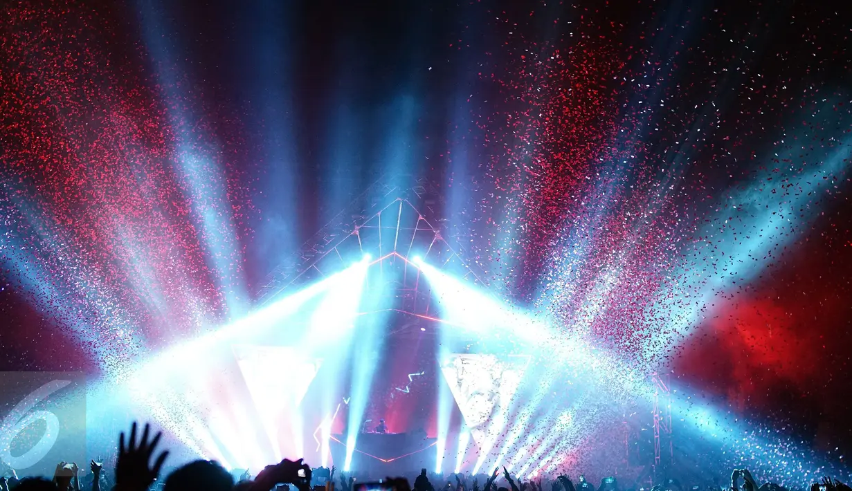 Suasana kemeriahan konser Dj Hardwell yang bertajuk  I AM HARDWELL– UNITED WE ARE WORLD TOUR di Ecopark, Jakarta, Sabtu (3/4/2016). Konser ini dimulai dengan penampilan pembuka DJ blasteran Indonesia-Belanda, "Kill The Buz". (Liputan6.com/Faizal Fanani)