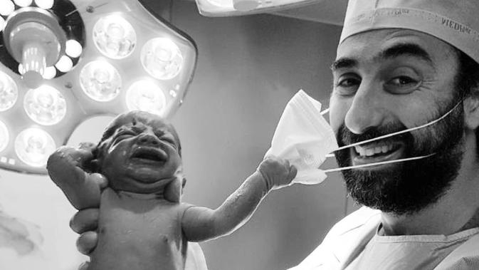  Foto  Viral Bayi  Baru Lahir Lepas Masker Dokter Bak Harapan 