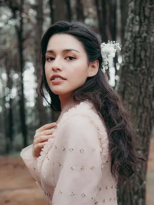 Begitu pula gaya rambut Susan Sameh yang terurai panjang. Ditambah aksen bunga di atas kepala membuat penampilan Susan Sameh jadi cantik jelita. (Liputan6.com/IG/@susansameeh).