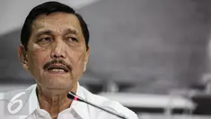 Menkopolhukam Luhut Panjaitan menggelar konferensi pers terkait demo supir taksi yang ricuh, Jakarta, Selasa (22/3). Presiden memerintahkan agar penyelesaian masalah demo taksi ini berazaskan keadilan untuk ke dua pihak. (Liputan6.com/Faizal Fanani)