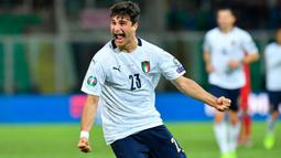 Pemain timnas Italia, Riccardo Orsolini merayakan gol kedelapan untuk timnya yang dicetak ke gawang Armenia pada laga penyisihan Grup J Kualifikasi Piala Eropa 2020 di Stadion Renzo Barbera, Palermo, Senin (18/11/2019). Timnas Italia berpesta gol dengan skor telak 9-1. (ANSA via AP)