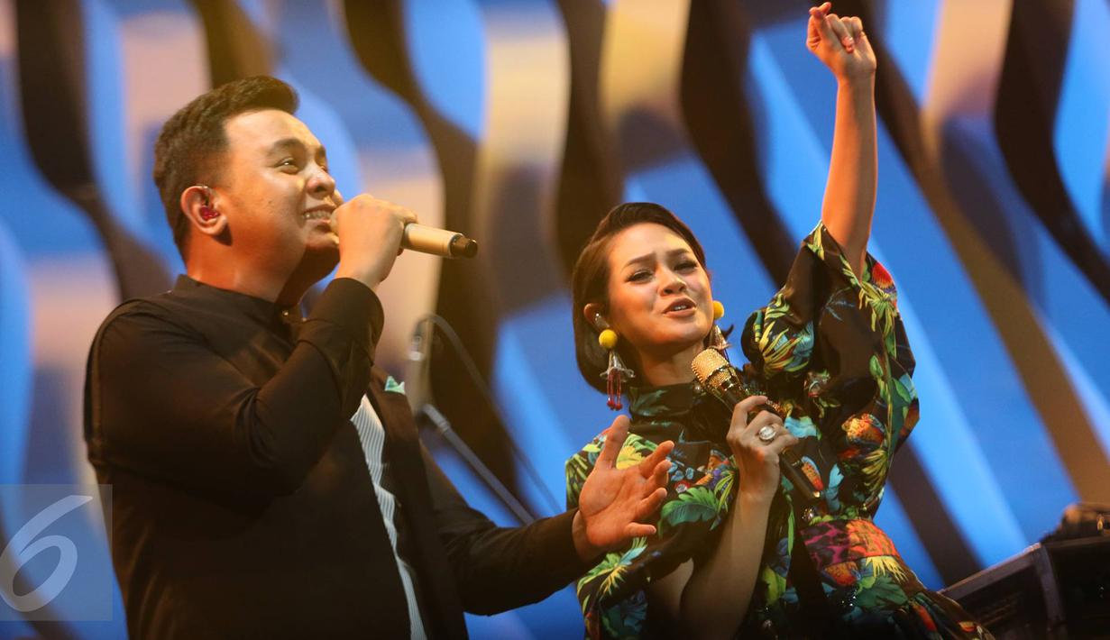 Penyanyi Andien dan Tulus tampil bersama di panggung Java Jazz Festival (JJF) 2017, JIExpo Kemayoran, Jakarta Pusat, Jumat (3/3). Dalam penampilannya, Andien mengajak Tulus menyanyikan sebuah lagu berjudul Gemintang. (Liputan6.com/Immanuel Antonius)