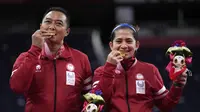 Hary/Leani saat berpose pamer emas Paralimpiade Tokyo 2020 (AP)