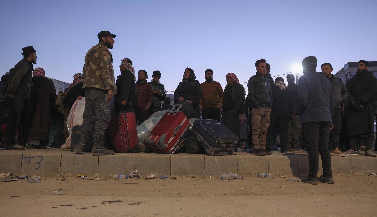 Pengungsi Suriah yang tinggal di Turki menunggu barang-barang mereka untuk diangkut di perbatasan utara Bab al-Hawa, pada 17 Februari 2023, saat mereka kembali ke Suriah setelah gempa bumi yang mematikan. Turki minggu ini mengizinkan warga Suriah di bawah perlindungannya yang memegang kartu identitas dari salah satu provinsi yang dilanda gempa untuk pergi antara tiga dan enam bulan. (AFP/Omar Haj Kadour)