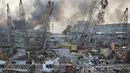 Suasana setelah ledakan besar di Beirut, Lebanon, Selasa, (4/8/2020). Ledakan besar mengguncang pusat kota Beirut pada hari Selasa, menghancurkan bangunan yang terletak beberapa ratus kaki jauhnya dari lokasi ledakan. (AP Photo/Hassan Ammar)