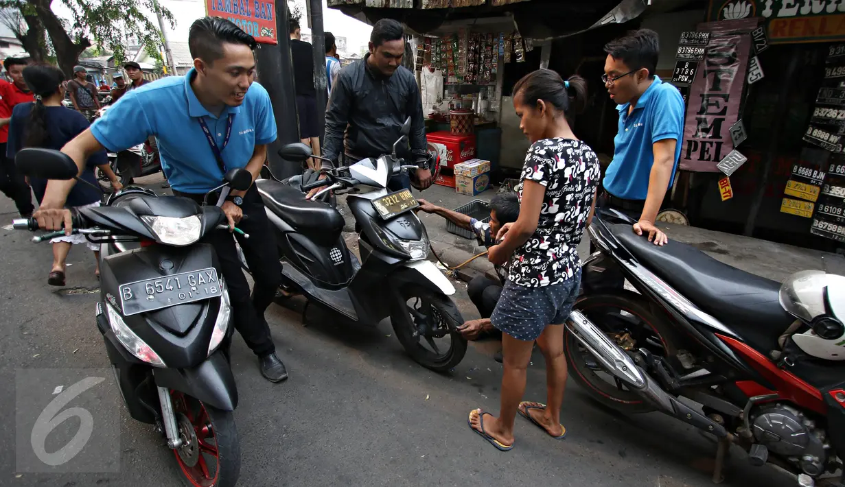 Suasana jalanan Kyai Tapa yang ramai dengan para pengendara yang terkena operasi cabut pentil,  Jakarta, Jumat (23/10/2015). Pencabutan pentil membawa berkah kepada para juru tambal disini. (Liputan6.com/Immanuel Antonius)