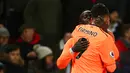 Gelandang Liverpool, Sadio Mane bersama rekan setimnya, Roberto Firmino merayakan gol ke gawang Stoke City pada pekan ke-14 Premier League di Bet365 Stadium, Kamis (30/11). Liverpool berhasil membantai Stoke City dengan skor 3-0. (Geoff CADDICK/AFP)