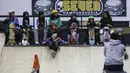 Gadis-gadis berkumpul saat latihan dalam acara Girl Power Day di Sao Paulo, Brasil, Rabu (4/8/2021). Keberhasilan atlet muda Brasil Rayssa Leal (13) meraih medali perak Olimpiade Tokyo 2020 membuat perempuan muda di negaranya berharap menjadi bintang skateboard berikutnya. (AP Photo/Marcelo Chello)